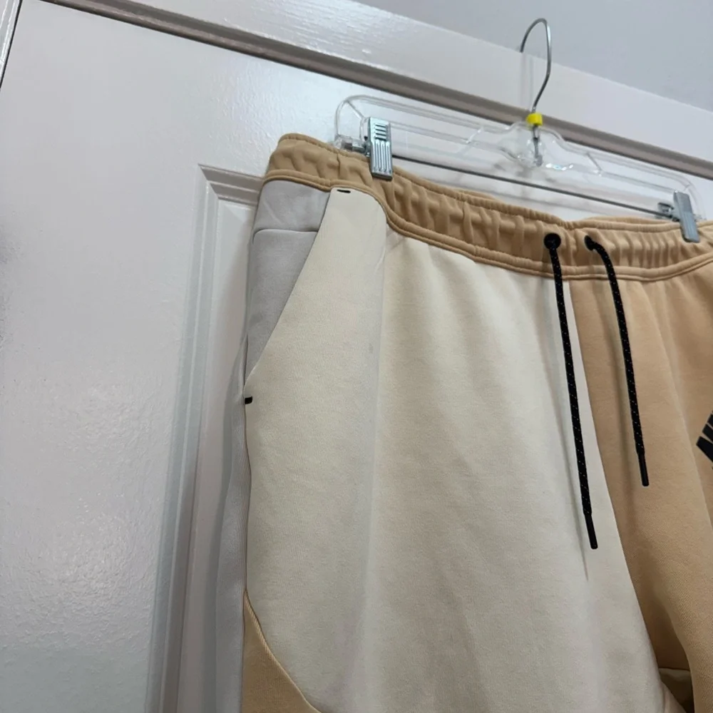 Nike Sportswear Tech Fleece Joggers Cream Light Bone - Picture 2 of 14